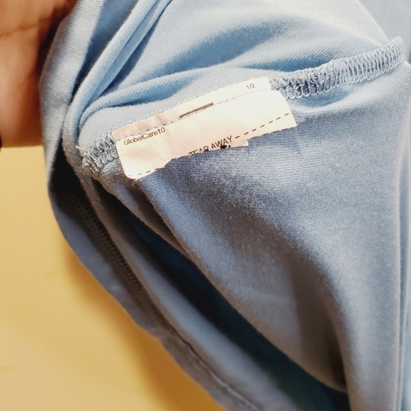 Under Armour Women's athletic top fits M - Picture 7 of 9